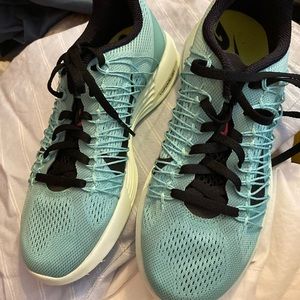 Flywire Nike’s women size 6
